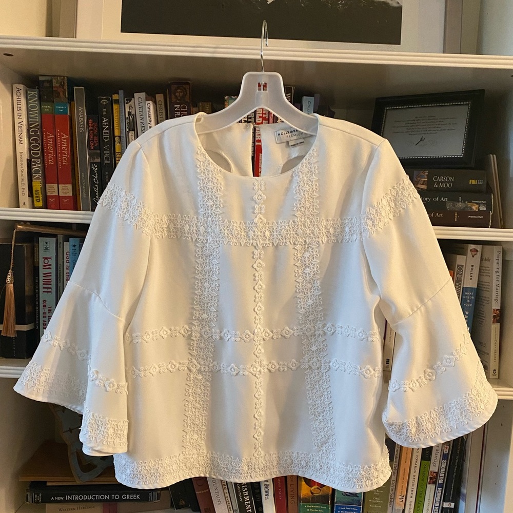 🕊 Beautiful White Embroidered Blouse